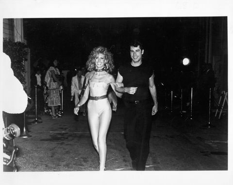 певицата и актриса оливия нютън джон и друга звезда джон траволта присъстват на премиерата на филма грес, 1978 г. снимка от архив на Майкъл Окс Гети изображения
