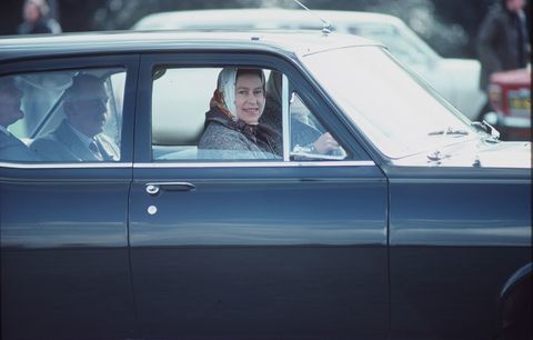 Кралица Елизабет шофиране на Vauxhall