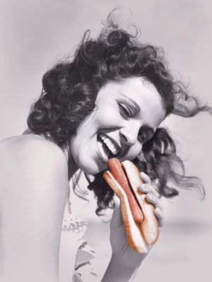 жена ядене на хот-дог