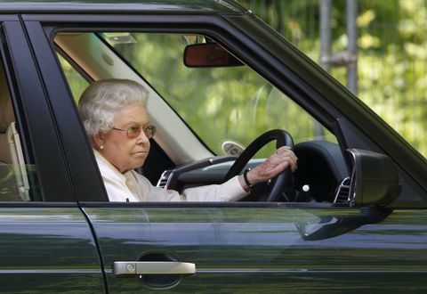 Кралица Елизабет шофиране на Range Rover