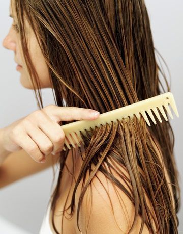 жена сресване мократа си коса