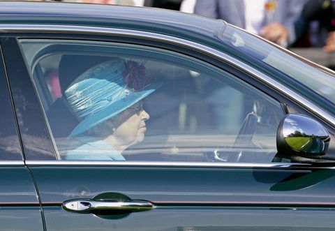 Кралица Елизабет шофиране на Jaguar