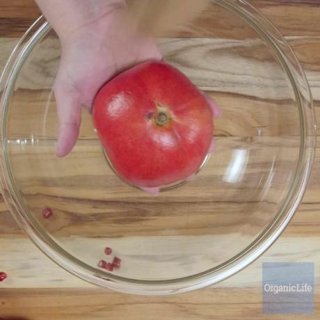 предварителен преглед на Kitchen Hack: Spanking The Pomegranate