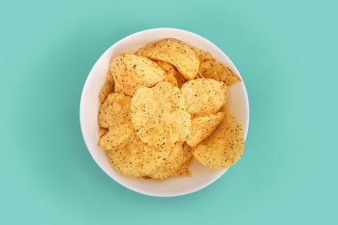 Едър план на картофен чипс В Bowl На фона Turquoise