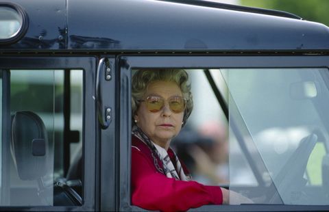 Кралица Елизабет шофиране на Land Rover