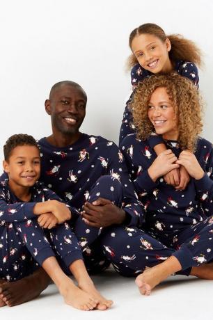 Коледна пижама от семейството на Marks & Spencer 